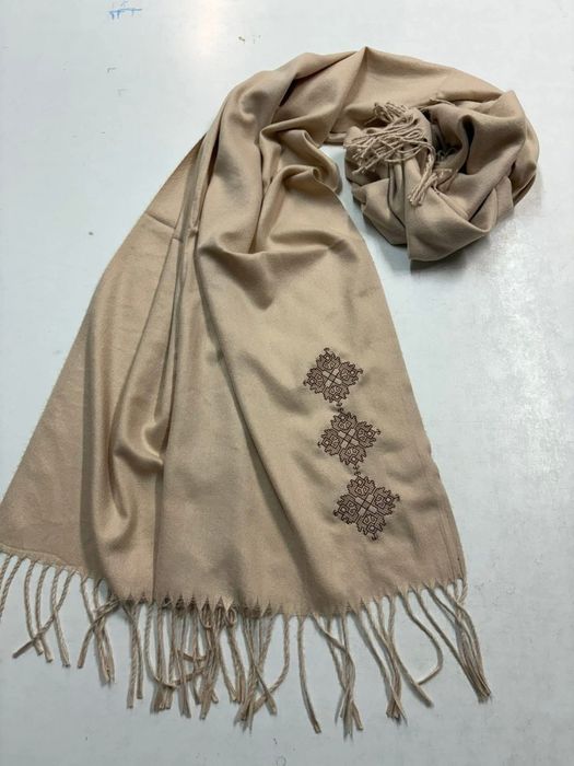 Елегантен шал с шевица