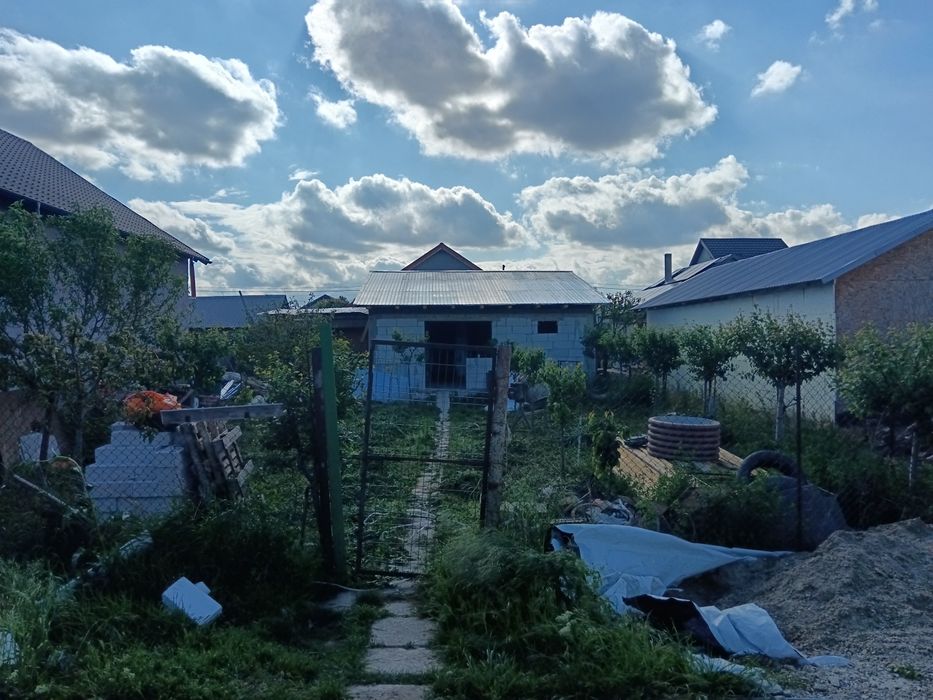 Vând proprietate în Cazasu, aproape de Brăila, compusă din casă nouă și teren de 304 mp, într-o zonă în plină dezvoltare