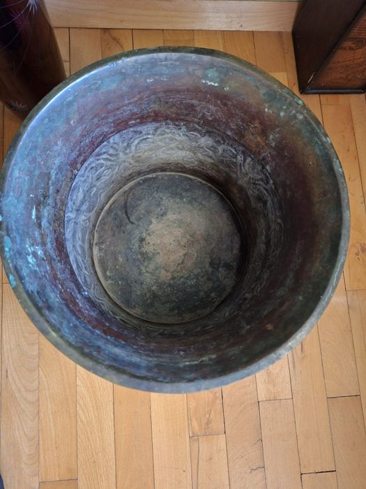 Медна саксия с орнаменти.