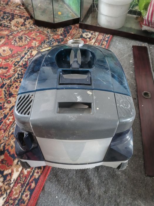 Полесом рабочий.