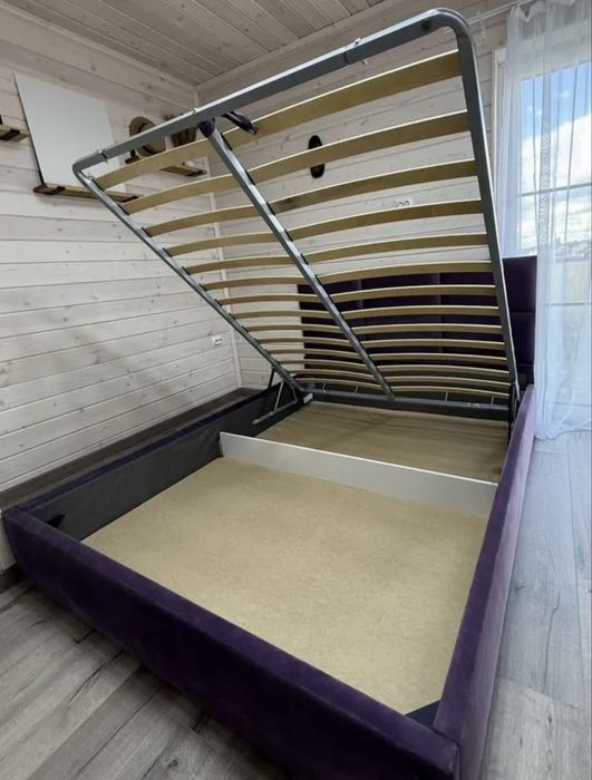 Двуспальная кровать с матрасом