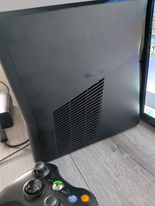 Хbox 360 slim  прошитый. Много игр..