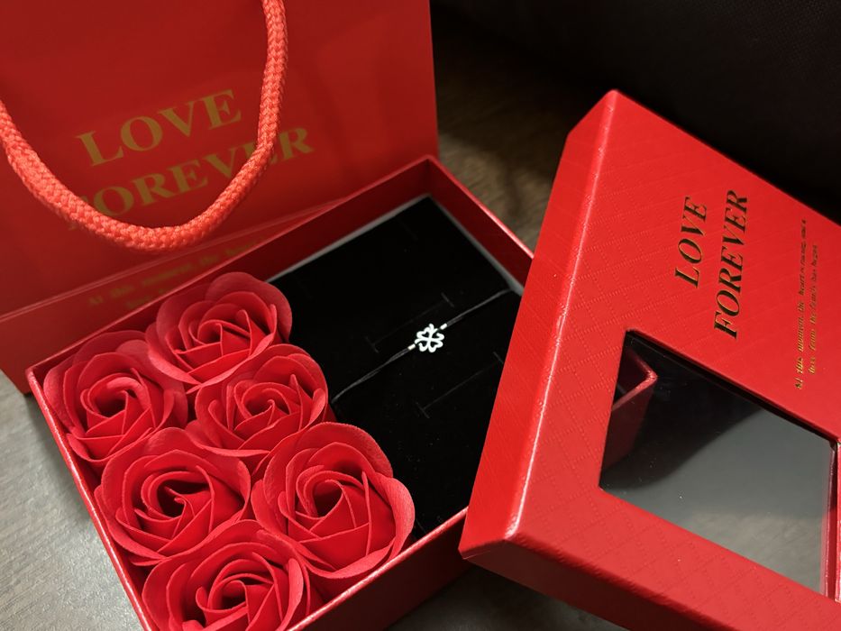 Cutie tandafiri si bratara de argint