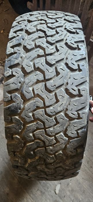 Se vând doua anvelope , una pentru remorca 165/80 R 13 si una pentru rezerva SUV  32x11.5 R15