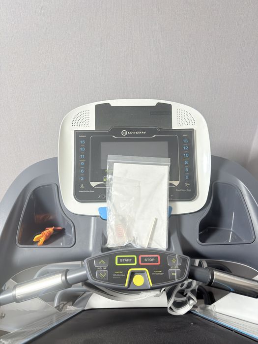 Продам. Беговая дорожка Life Gym 550