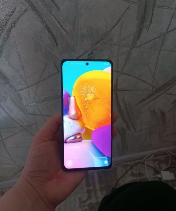 Samsung A71 bir qo'l tutilgan
