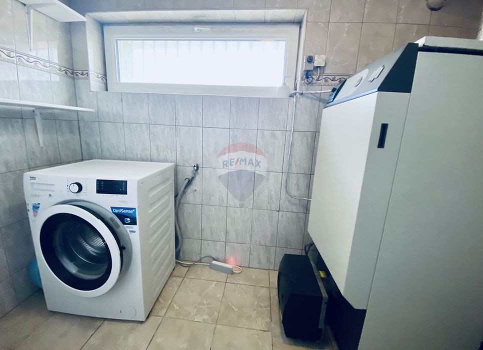 Къща с пет спални, камина, басейн и гараж за продажба, град Балчик, Я