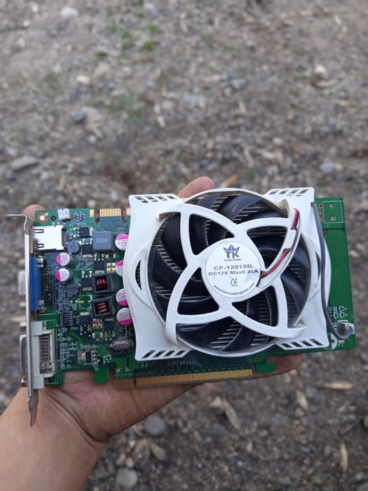 Gt9800 green  с меняным курьером но мощная