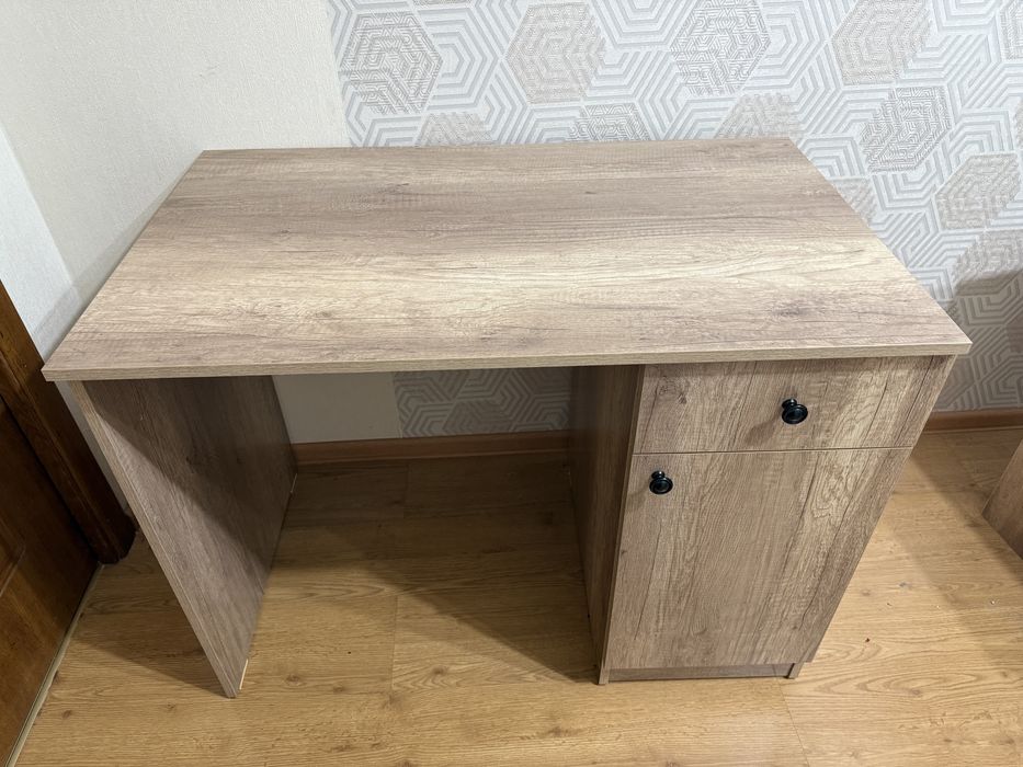 Продаются два стола