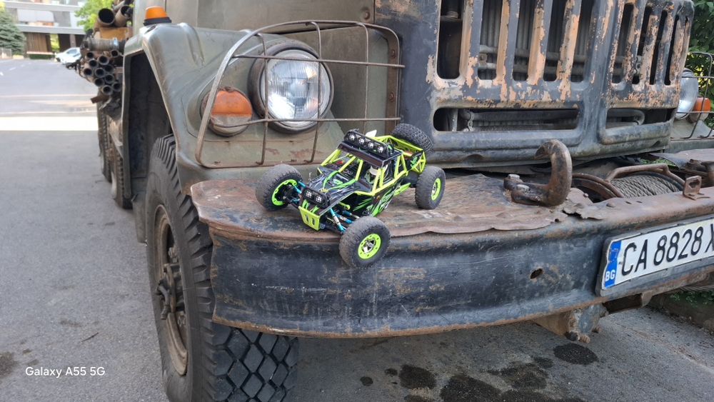 Rc кола Wltoys12428 тежко модифицирана ,направена изцяло за асфалт ,със състезателно окачване-4x4 + резервни части