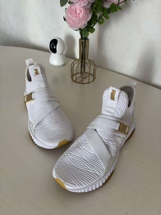 Белые кроссовки Puma