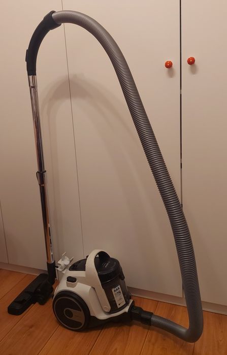 Vând aspirator fără sac Bosch BGS05A222, 700 W Alb