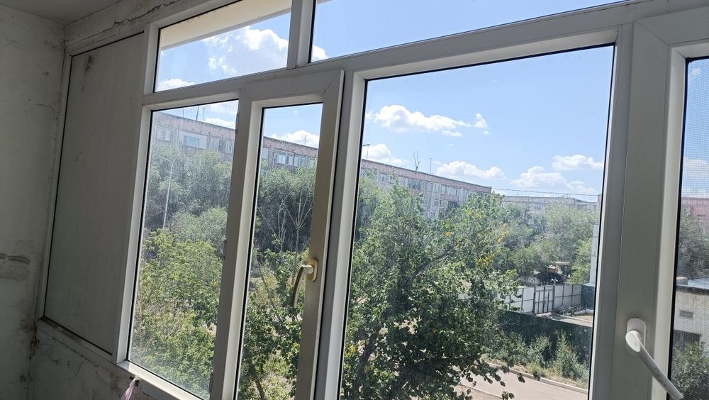 Продам пластиковпя окна на балкон