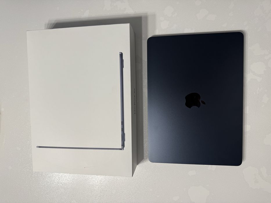 MacBook Air 13 inch M4 16GB/256GB + Husa premium inclusa