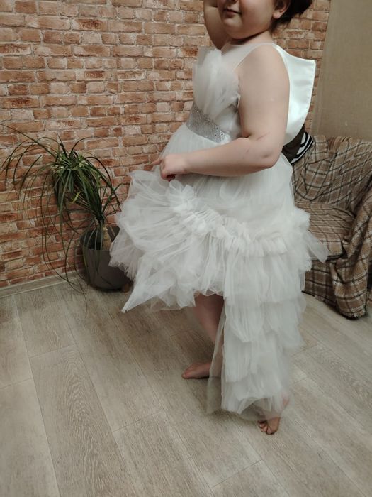 Нарядное платье со шлейфом 140-150см