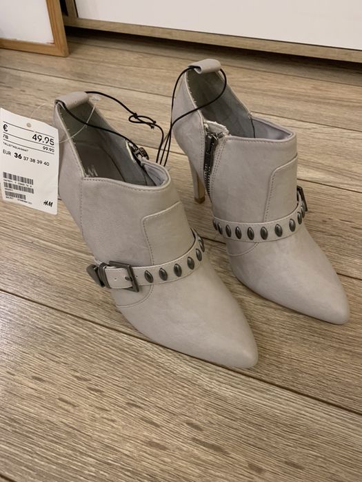 Чисто нови с етикет боти на H&M, бежово-сиво. Ток 9,5 см.