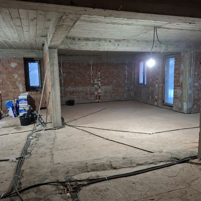 Efectuam tencuiala mecanizata