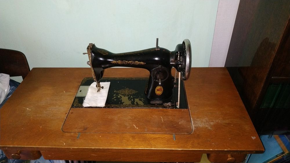 Продать швейную машинку подольск. Швейная машинка пмз бежевая. Швейная машина пмз нктп подольский мех завод. Старая швейная машинка подольск. Швейная машина пмз 2м.