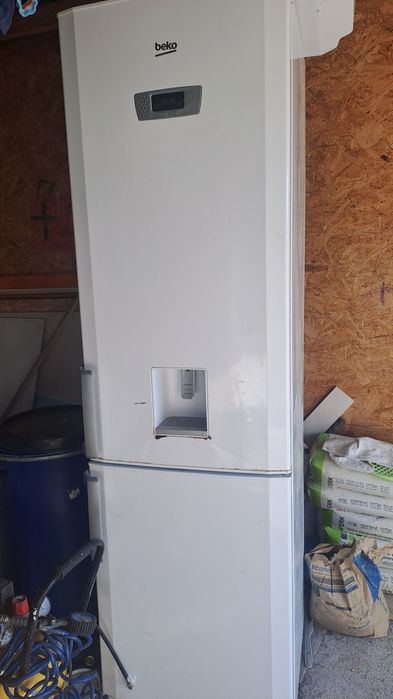 Frigider mare cu congelator jos