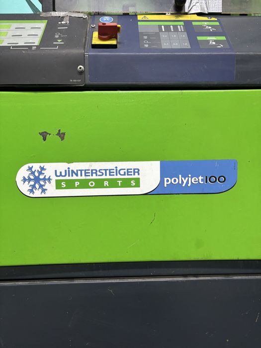 Машина за ски сервиз Wintersteiger, за заливане на ски.