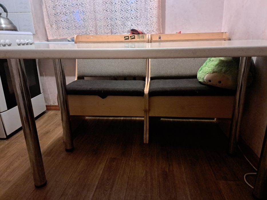 Продаётся кухонный стол