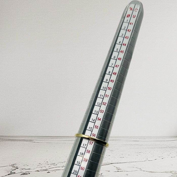 Златен пръстен с диаманти и рубин