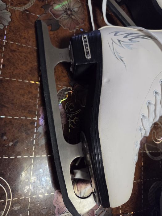 Продам коньки с чехлом