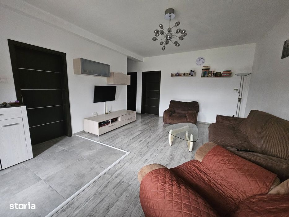 Vand apartament 3 camere decomandate , la vila + curte individuala