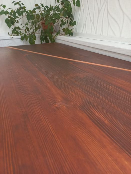 Деревянный стол с табуретками. Стол из дерева.