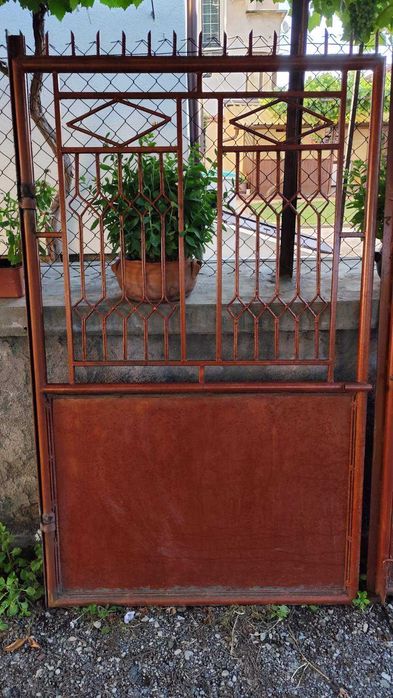 Метална дворна врата, порта.