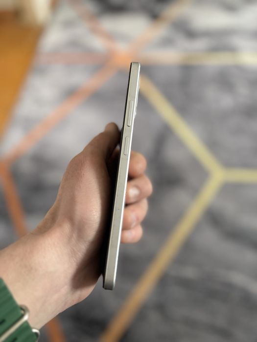 OPPO A3 в хорошем состоянии