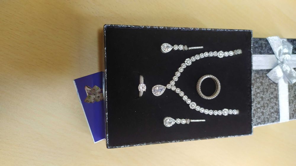 Чисто нов сребърен комплект с цирконий