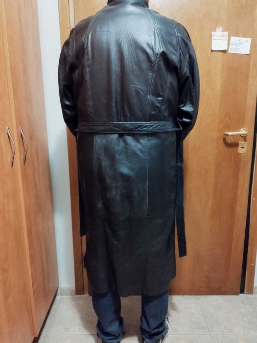 Мъжко черно кожено манто.