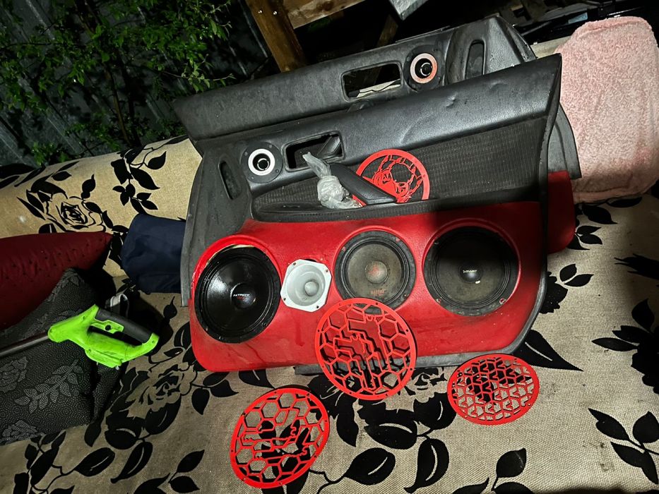 Продам сабвуфер уселители калонки дверные обшивки от субару легасси