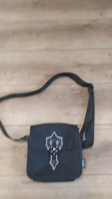 Продавам момчешка чанта TRAPSTAR