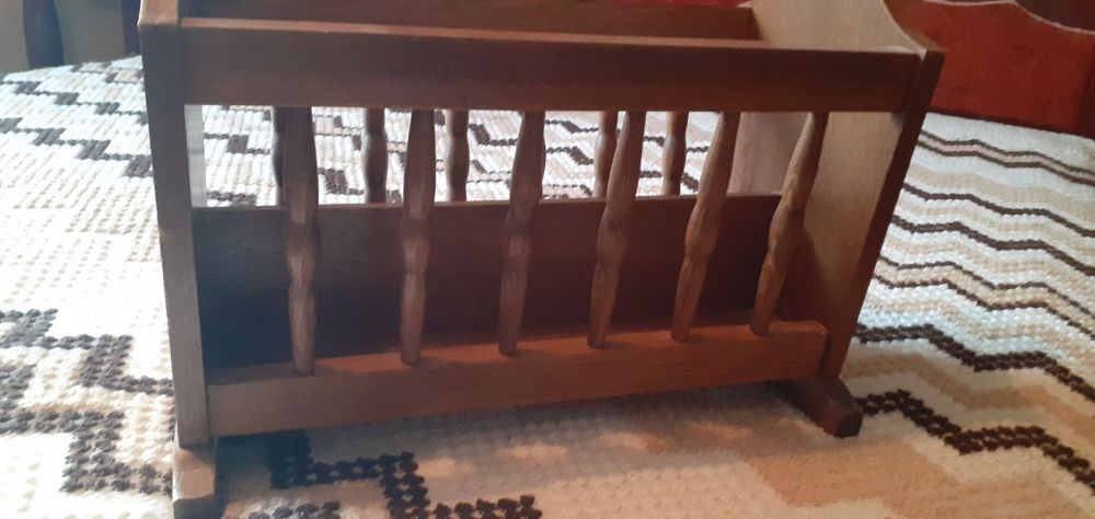 Дървена поставка за вестници и списания