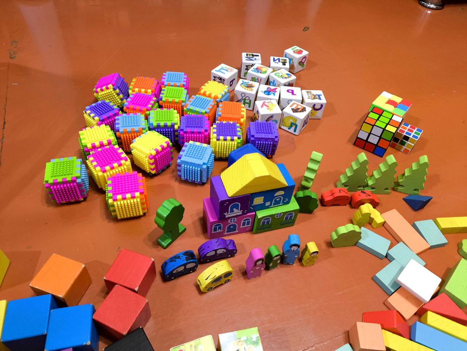 Детские кубики деревянные и пластиковые