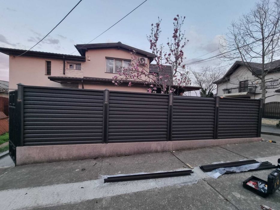 Garduri si porti din sipca metalica, panouri stil jaluzele, tabla cutata, plasa bordurata, fier forjat, BCA si beton si alte modele disponibile