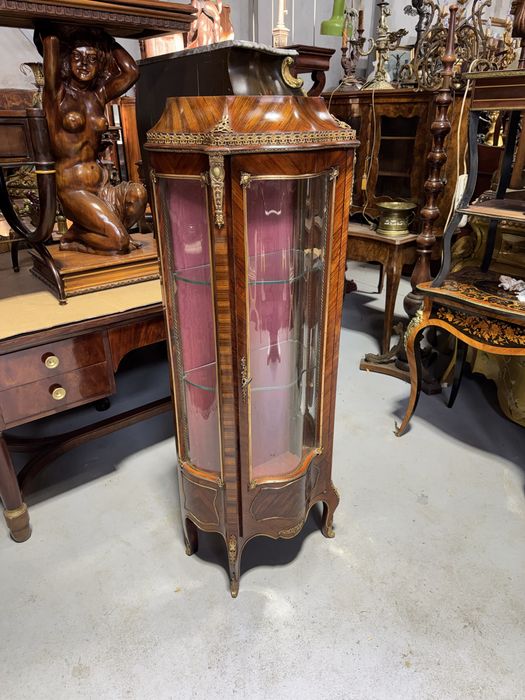 Vitrina din lemn masiv cu intarsii si elemente bronz