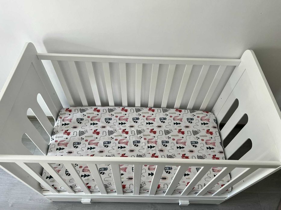 Patut pentru copii BabyMatters Giggles, din lemn masiv, 120x60 cm, cu sertar si saltea de cocos inclusa