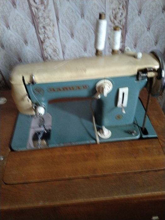 Продам машинку швейную