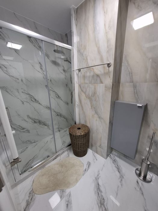 Închiriez apartament nou cu 2 camere cu loc de parcare.