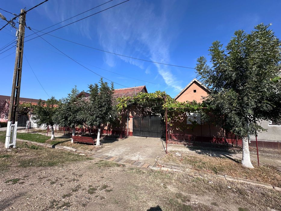 Casă de vânzare în Apateu, jud. Arad – complet mobilată, teren 1.500 mp