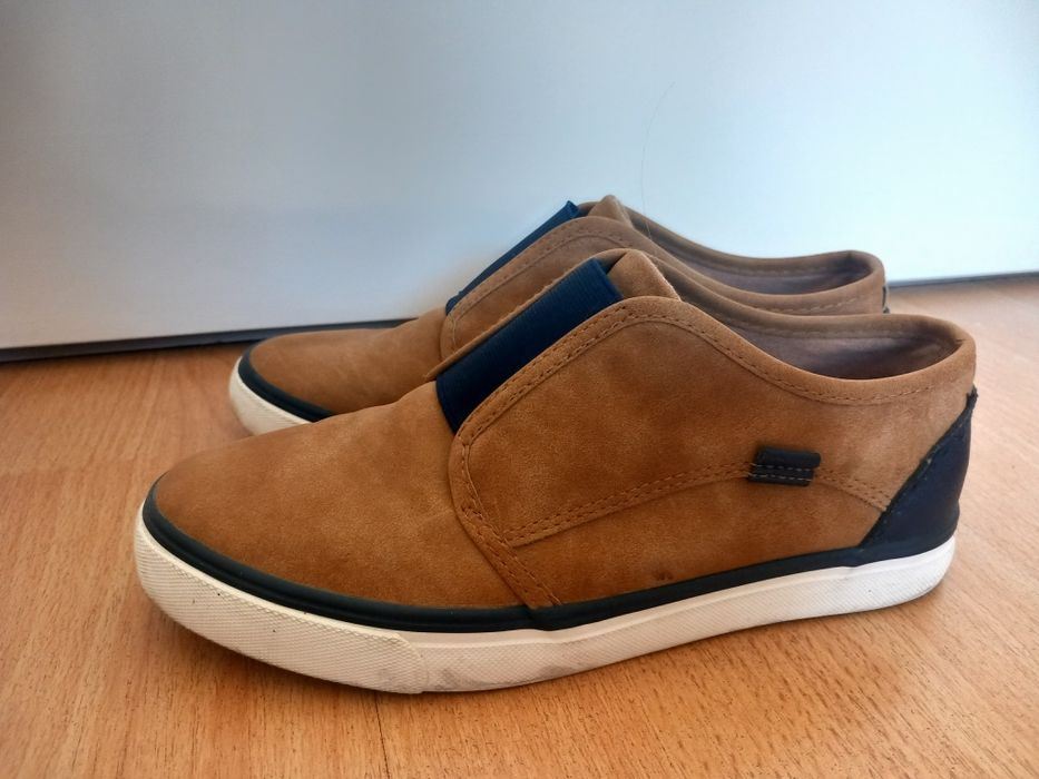 Запазени обувки подходящи за училище