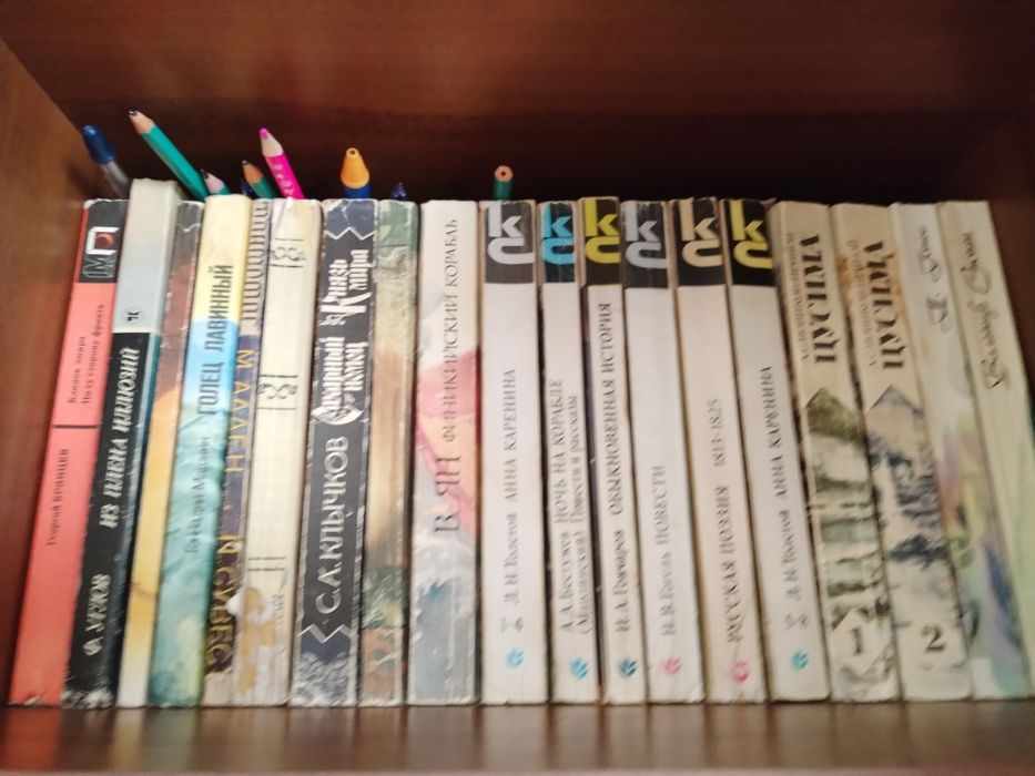Книги разные, художественные.