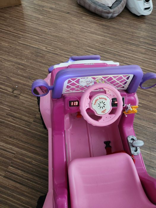 Акумулаторен детски джип за момиченце.