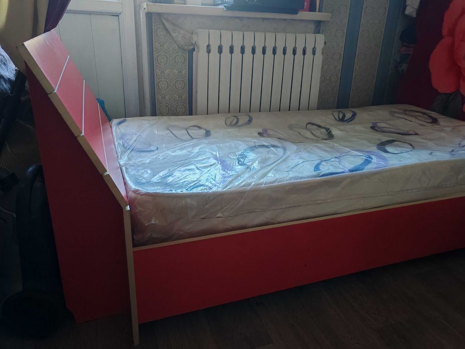 Кровать с матрасом
