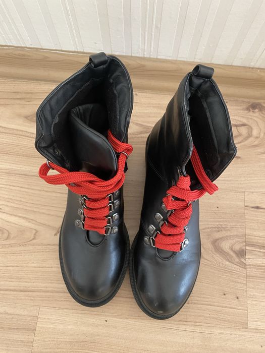 Черни боти с дикорации