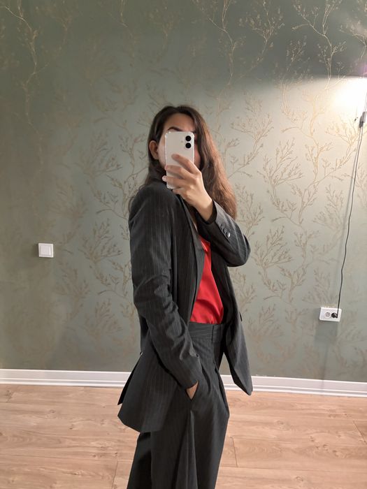 Продам деловой костюм Zara на M-L