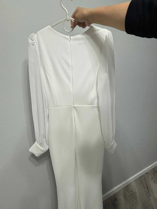 Красивое вечернее белое платье улитка